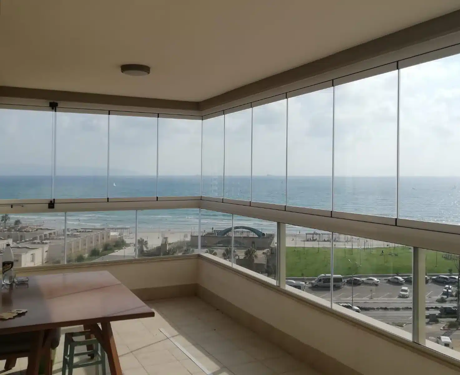חלון זכוכית מתקפל במצב סגור