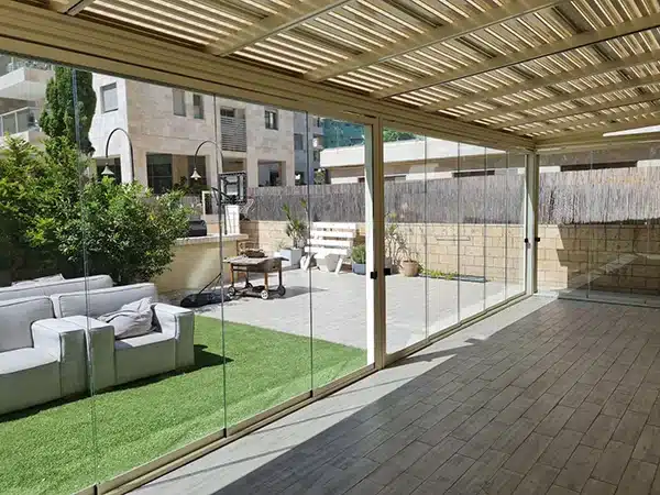 סגירת זכוכית לפרגולה אלום צידן