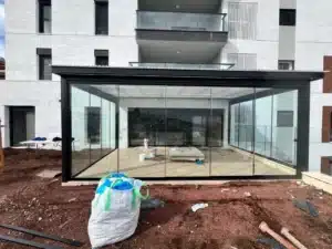סגירת פרגולה בדלתות הזזה מזכוכית 3 מ-10