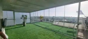 סגירת פרגולה בדלתות הזזה מזכוכית 4 מ-10