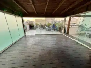 סגירת פרגולה בדלתות הזזה מזכוכית 5 מ-10