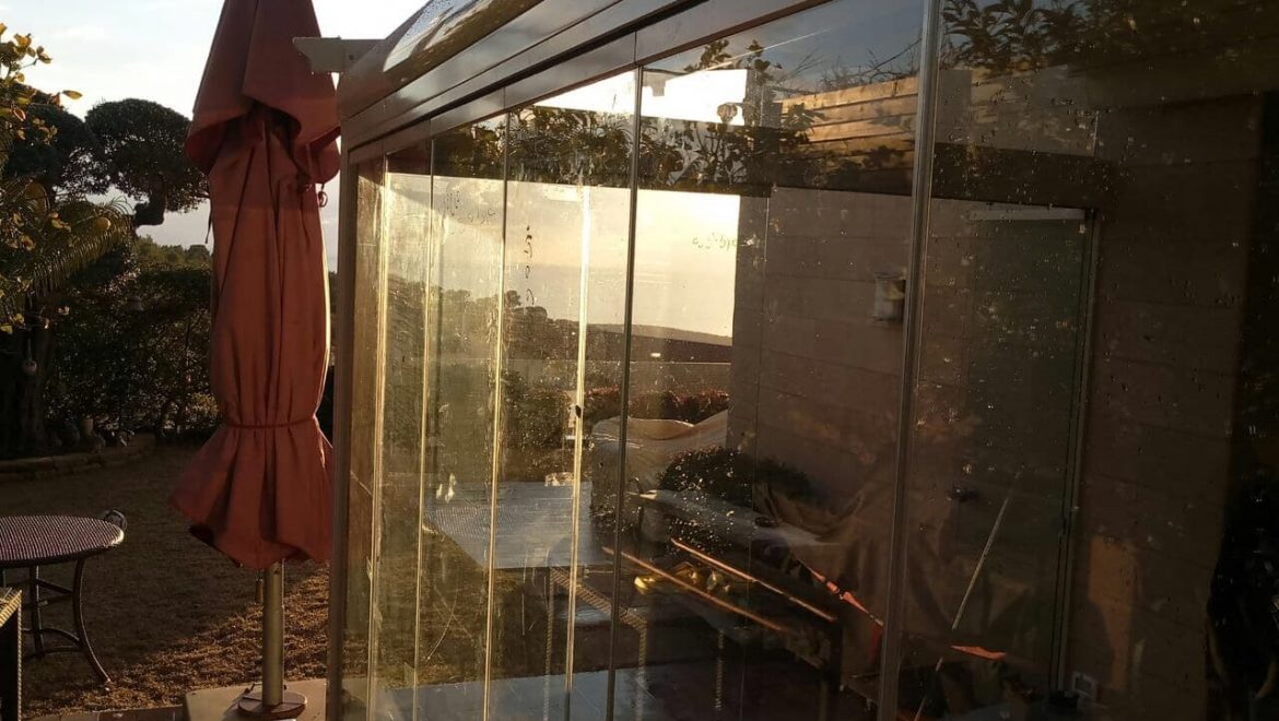 סגירת פרגולה בזכוכית