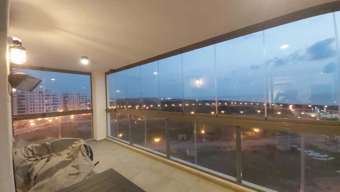 סגירת זכוכית למרפסת – עם גינה חלומית